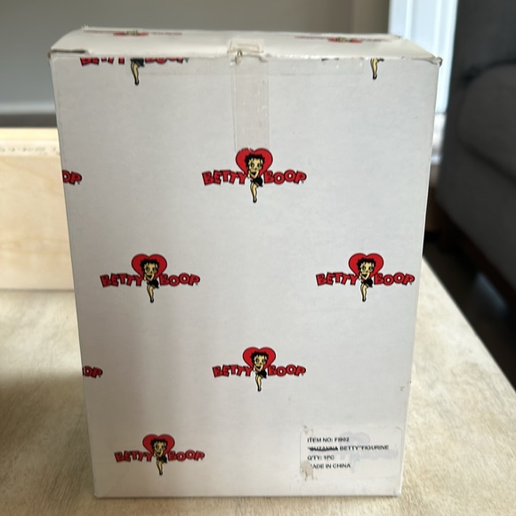 Betty Boop 1998  “Suzanna Betty” Figurine - Picture 8 of 10